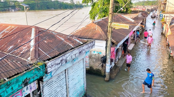 এখনো পানির নিচে ফেঞ্চুগঞ্জ বাজার