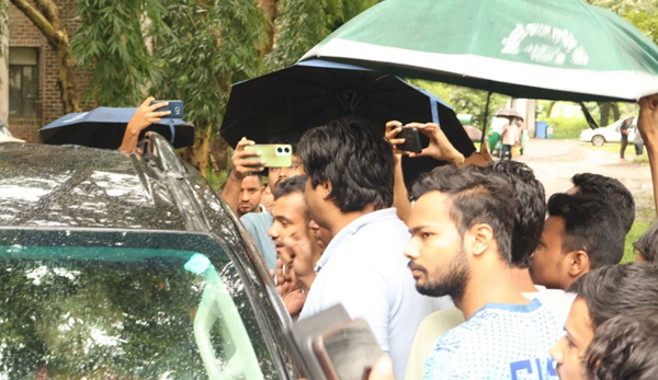 শাবিপ্রবি উপাচার্যের গাড়ি আটকে ছাত্রদলের বিক্ষোভ