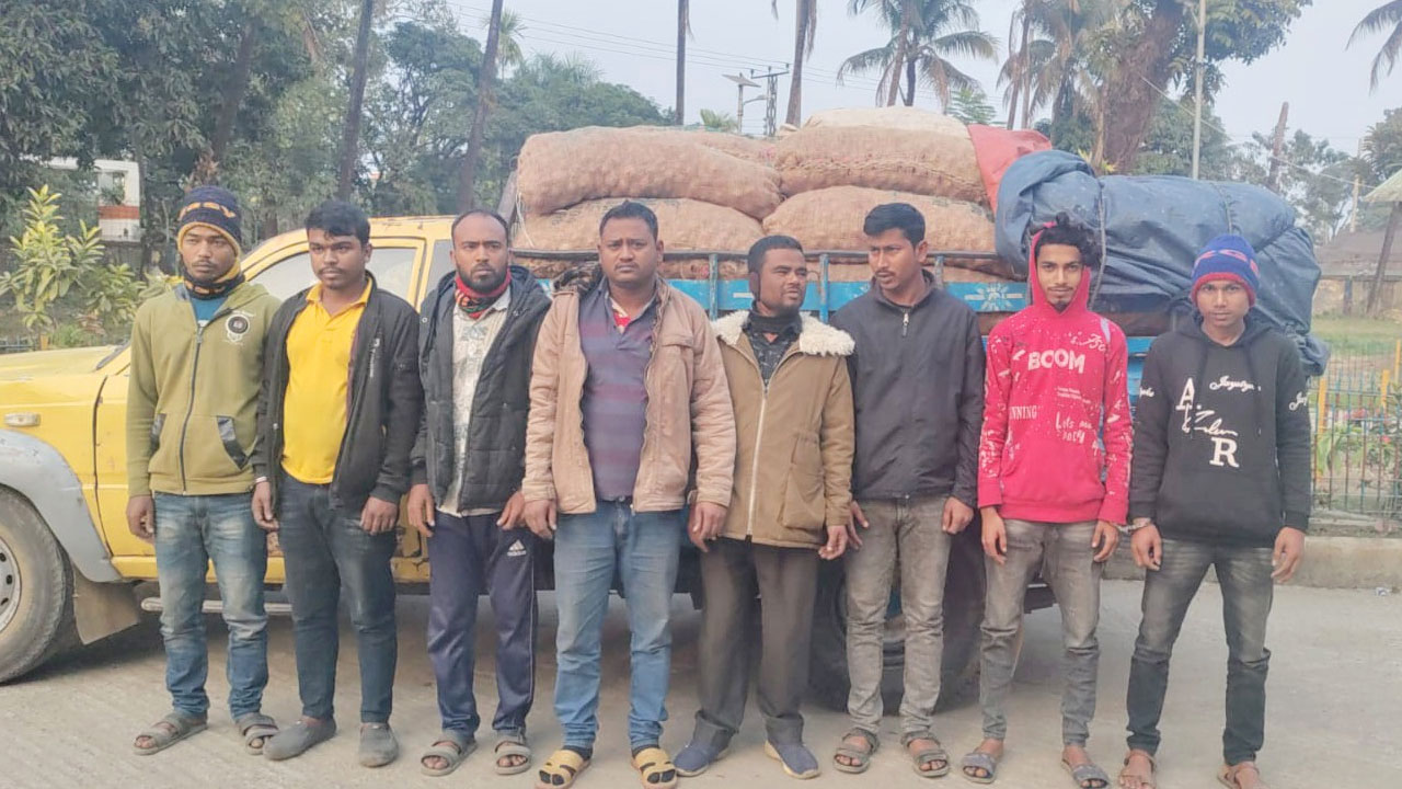 সুনামগঞ্জে ভারতীয় পেঁয়াজের চালান সহ আটক ৮