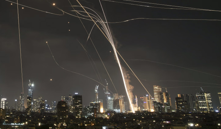 ইরানের হামলায় তেল আবিবে ৩ ইসরায়েলি নিহত, হাইফায় বিদ্যুৎকেন্দ্রে আগুন