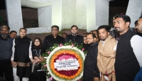 বৃষ্টি উপেক্ষা করে শহীদ বেদিতে ভালোবাসার অর্ঘ্য