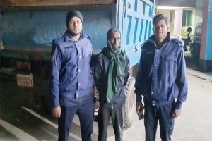 জৈন্তাপুরের বালু বোঝাই ট্রাক হতে চিনিসহ ১জন আটক