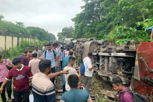 মোগলাবাজারে উদয়ন এক্সপ্রেস লাইনচ্যুত, সারাদেশের সঙ্গে রেল যোগাযোগ বন্ধ
