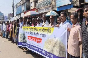 সুনামগঞ্জে হাওরের বোরো ফসলরক্ষা বাঁধে অনিয়ম ও ধীরগতির প্রতিবাদে মানববন্ধন