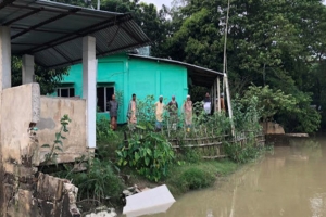সুরমার ভাঙনে বিলীন হওয়ার পথে মসজিদ