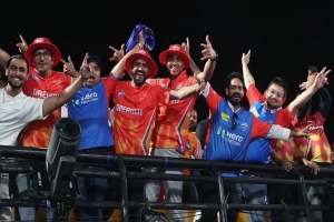 ‘এই মুহূর্তে আইপিএল নয়, মানুষই মুখ্য’