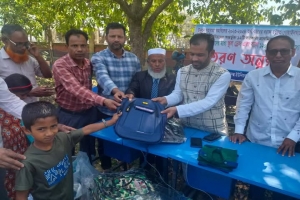 গোয়াইনঘাটে ৩৬০ জন শিক্ষার্থীদের মধ্যে চেয়ারম্যান সুমনের স্কুল ড্রেস ও ব্যাগ বিতরণ