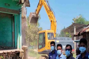 কুলাউড়ায় সরকারি খালের ওপর নির্মিত ভবনের অবৈধ অংশ উচ্ছেদ