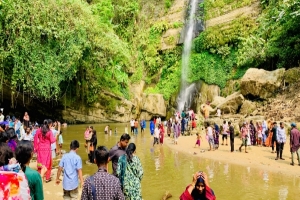 মাধবকুণ্ড জলপ্রপাতে পর্যটকের ঢল