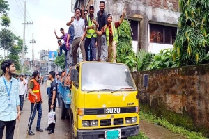 মেন্দিবাগে দুই ট্রাকসহ চোলাই মদ আটক করেছে শিক্ষার্থীরা