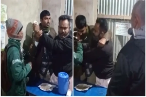 আসামি ধরতে যাওয়া পুলিশের সঙ্গে ধস্তাধস্তির ভিডিও ভাইরাল