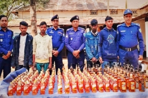 তাহিরপুরে ভারতীয় মদের চালানসহ আটক ৪