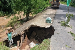 চুনারুঘরটে ঢাকা-সিলেট পুরাতন সড়কে ধস
