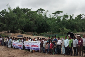 গোয়াইনঘাটে বালু মহাল থেকে রেকর্ডিয় জমি রক্ষার দাবিতে মানববন্ধন