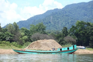 একদিকে উদ্ধার, অন্যদিকে চলছে হরিলুট