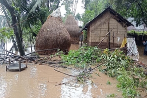 ক্ষতিগ্রস্ত বাড়ি-ঘরে ফিরছেন বানভাসিরা