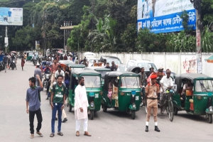 নগরে ট্রাফিক নিয়ন্ত্রণে শিক্ষার্থীরা