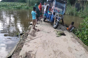 লাখাইয়ে বর্ষায় পানি নেমে যাবার পর রাস্তা যেন মরণ ফাঁদ