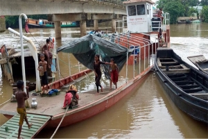 অযত্নে নষ্ট হচ্ছে ত্রাণ অফিসের সরকারি উদ্ধারকারী নৌকা