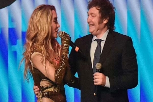 প্রকাশ্য বান্ধবীকে জড়িয়ে চুমু খেলেন আর্জেন্টিনার রাষ্ট্রপতি