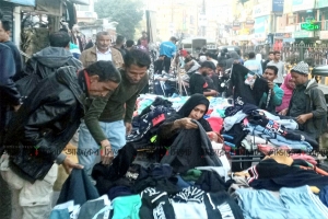 ফুটপাতে গরম কাপড় কিনতে ক্রেতাদের ভিড়