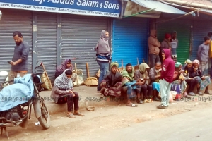 হাড়কাঁপানো শীতে বিপাকে দিনমজুর শ্রমজীবীরা 