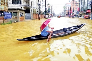 সিলেটের নিম্নাঞ্চলে বন্যার অবনতি, বিপাকে হাজারো মানুষ