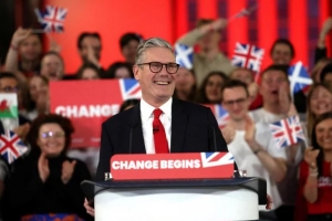 যুক্তরাজ্যে কনজারভেটিভদের ধসিয়ে লেবার পার্টির নিরঙ্কুশ জয়, প্রধানমন্ত্রী হচ্ছেন কিয়ার স্টারমার