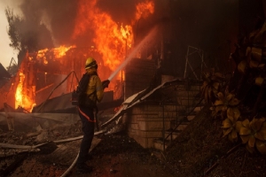 লস অ্যাঞ্জেলেসে নতুন দাবানল দ্রুত ছড়িয়ে পড়ছে