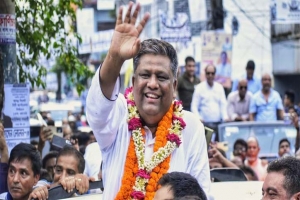 কোথায় আছেন মেয়র আনোয়ারুজ্জামান?