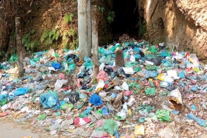 বিদ্যালয়ের সামনে আবর্জনার স্তুপ!