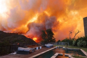ভয়াবহ দাবানলে পুড়ছে যুক্তরাষ্ট্রের লস অ্যাঞ্জেলেস