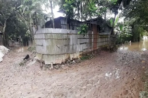 মৌলভীবাজারে পানি নামলেও কমেনি বন্যাদুর্গত মানুষের দুর্ভোগ