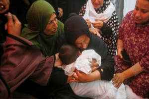 গাজায় স্কুলে ইসরাইলি হামলা, সাংবাদিকসহ নিহত ২৫