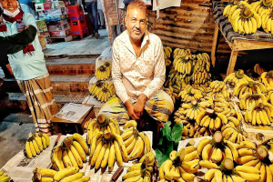 মৌলভীবাজারে ২০ টাকার কলা ৪০ টাকা