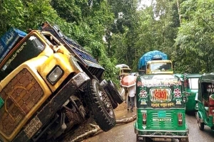 লাউয়াছড়ায় পাহাড় ধসে সড়কে বন্ধ যান চলাচল