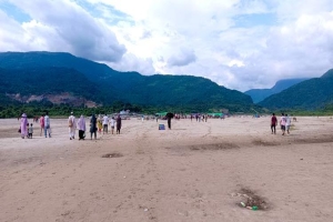 পাথর লুটপাটের প্রভাব পড়েছে পর্যটকদের মাঝে