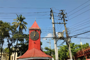 আলী আমজদের ঘড়ির সামনে অবাঞ্ছিত ট্রান্সফরমার ও তারের জটলা