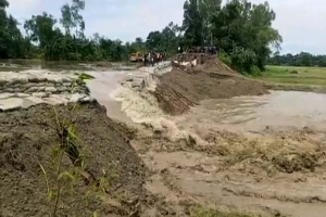 দেড় মাস পরও সংস্কার অসম্পূর্ণ, খোয়াই বাঁধে ফের ভাঙন