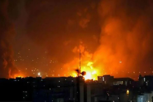 তেহরানের বিমানবন্দরে বিস্ফোরণ, ইরানের পাল্টা ক্ষেপণাস্ত্র হামলা