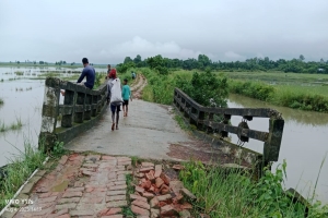 হ-য-ব-র-ল সেতু দিয়ে চলছে ঝুঁকিপূর্ণ চলাচল