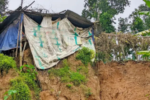 'মৃত্যুঝুঁকি নিয়ে' ৫০ হাজার মানুষের বসবাস