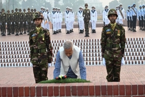 স্মৃতিসৌধে প্রধান উপদেষ্টার শ্রদ্ধা