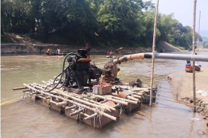 খাসিয়ামারা নদীতে অবাধে চলছে বালু উত্তোলন, হুমকিতে বিদ্যালয়-বসতবাড়ি