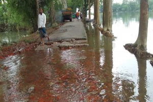 গোয়াইনঘাট সড়কে  সাকের পেকের খাল ভাঙ্গায় জনদুর্ভোগ