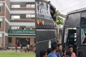 লিডিং ইউনিভার্সিটির বাসের বেপরোয়া গতিতে ‘নিরাপাত্তা ঝুঁকিতে’ শিক্ষার্থীরা