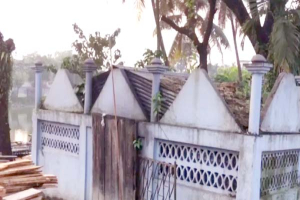 কবরের ওপরই ২০ বছর ধরে আশ্রয় বৃদ্ধের