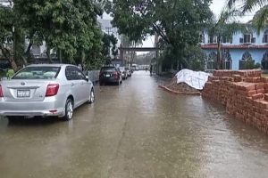 টানা বৃষ্টিতে জলাবদ্ধতায় বিড়ম্বনায় নগরবাসী