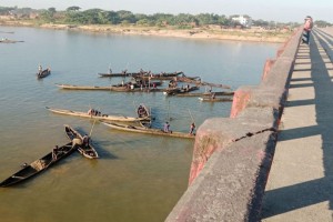 ধলাই নদী থেকে চার নৌকাসহ আটক ১