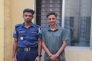 মানবপাচারের অভিযোগে নিজ বাড়ি থেকে গ্রেফতার কাউসার মিয়া